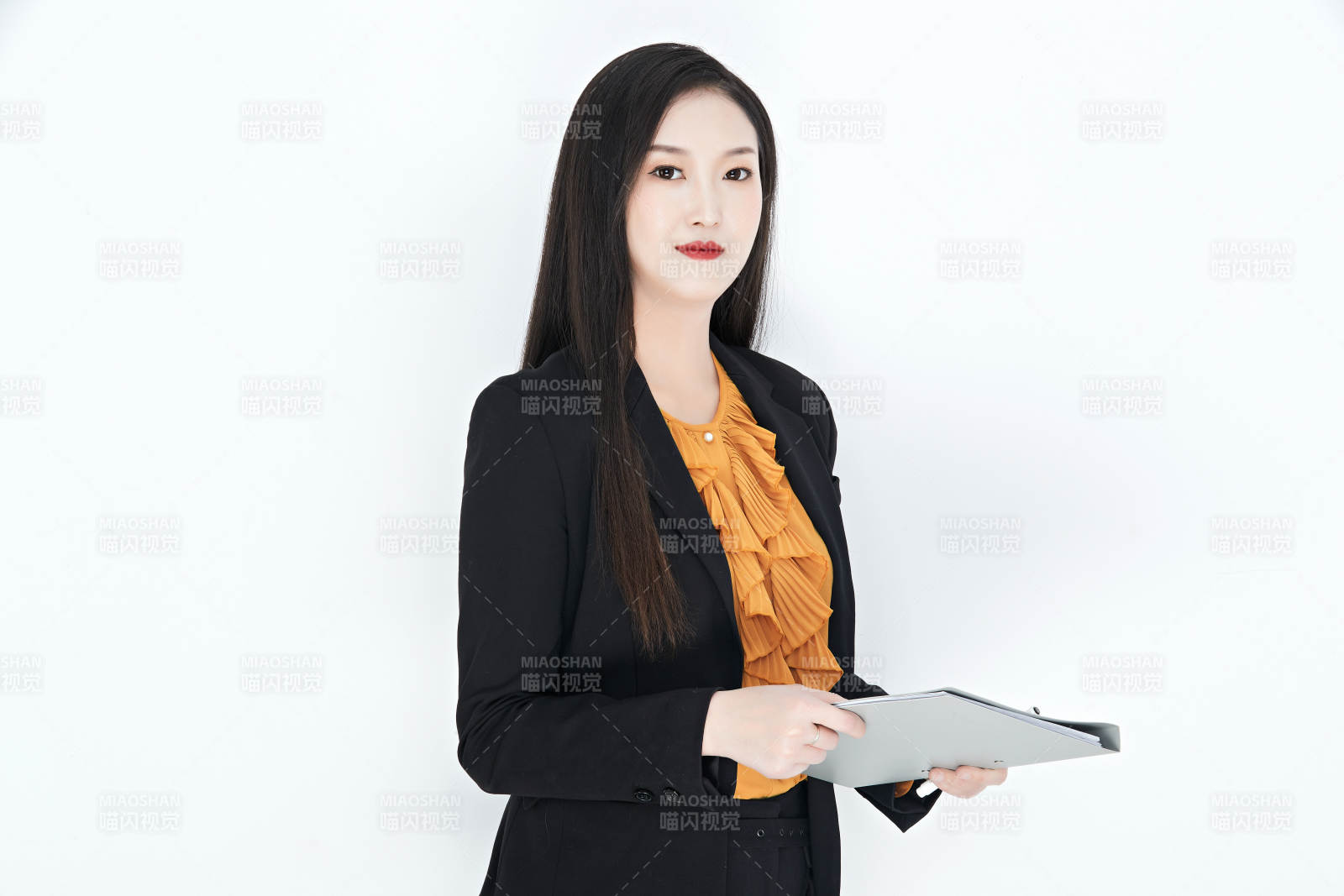 白色背景下的美麗商務女性肖像