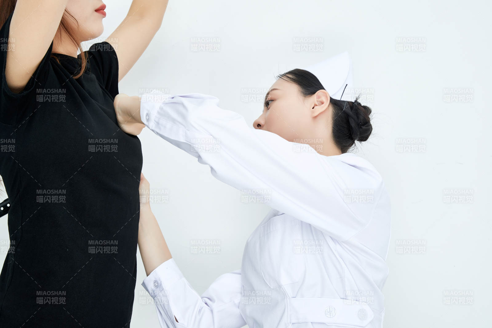 年輕的女性醫護人員為患者進行胸部檢查