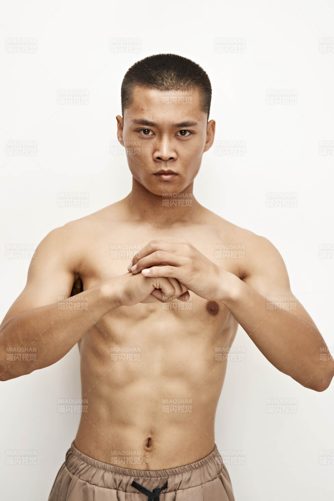 白色背景下演示自由搏擊動作的亞洲功夫男性