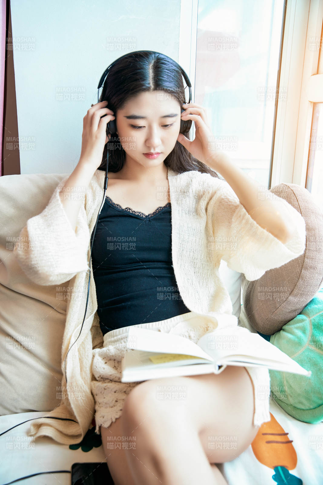躺在舒適的飄窗上聽音樂看書玩手機的女孩
