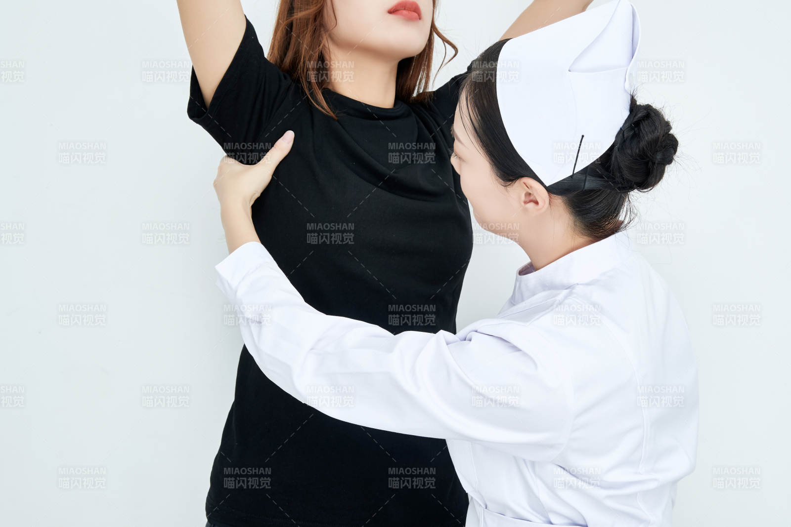 年輕的女性醫護人員為患者進行胸部檢查