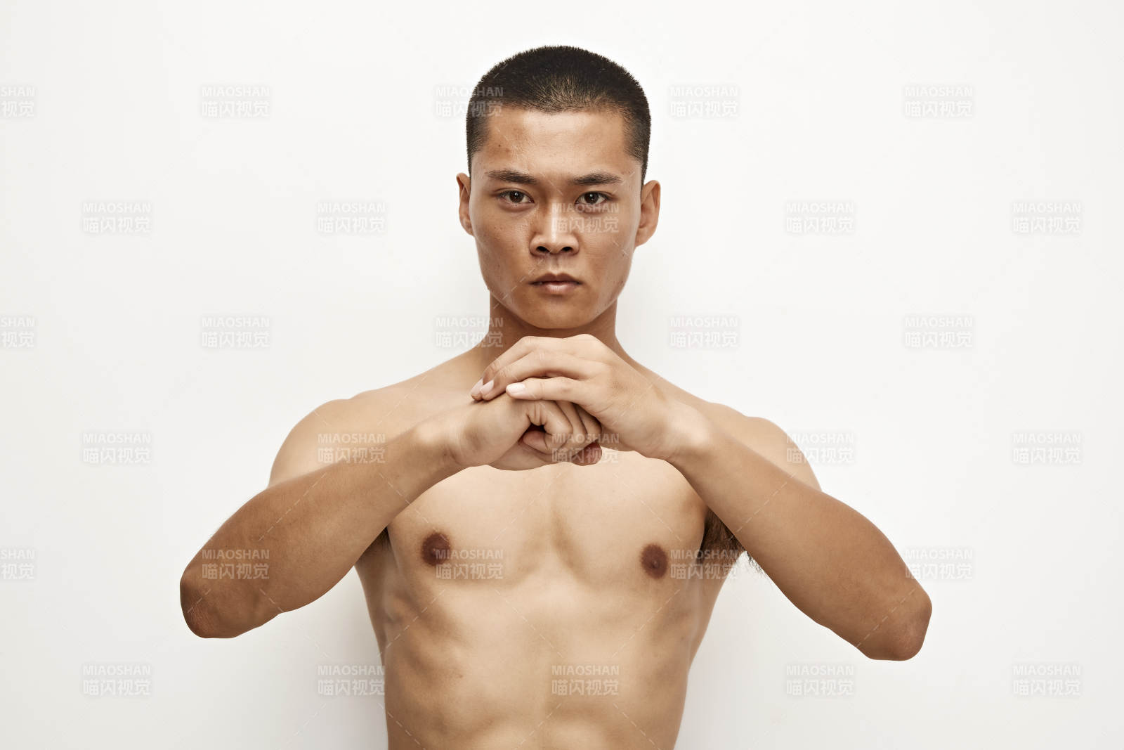 白色背景下演示自由搏擊動作的亞洲功夫男性