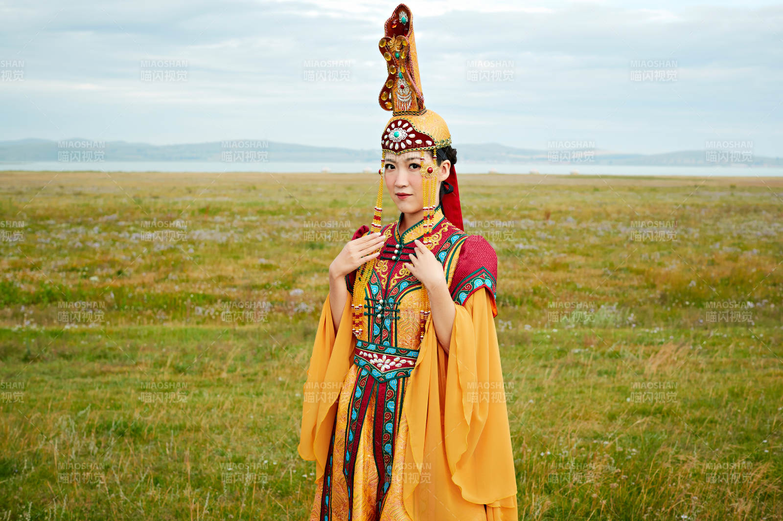 草原上身穿豪华蒙古族服饰的蒙族少女