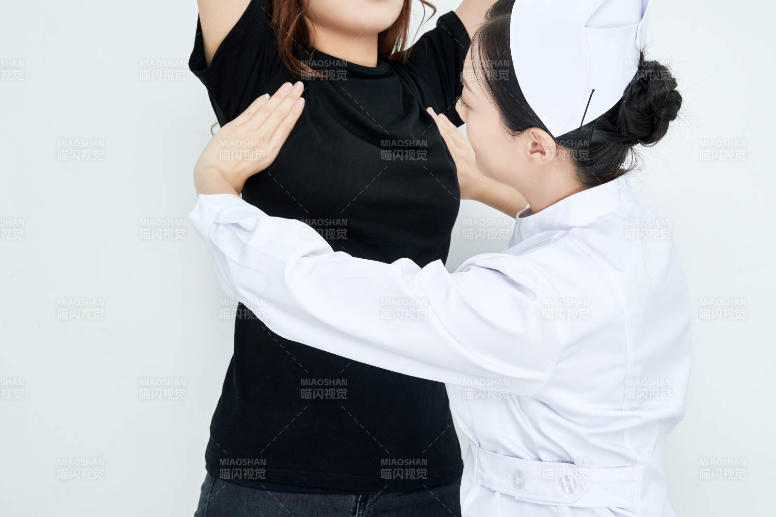 年輕的女性醫(yī)護人員為患者進行胸部檢查