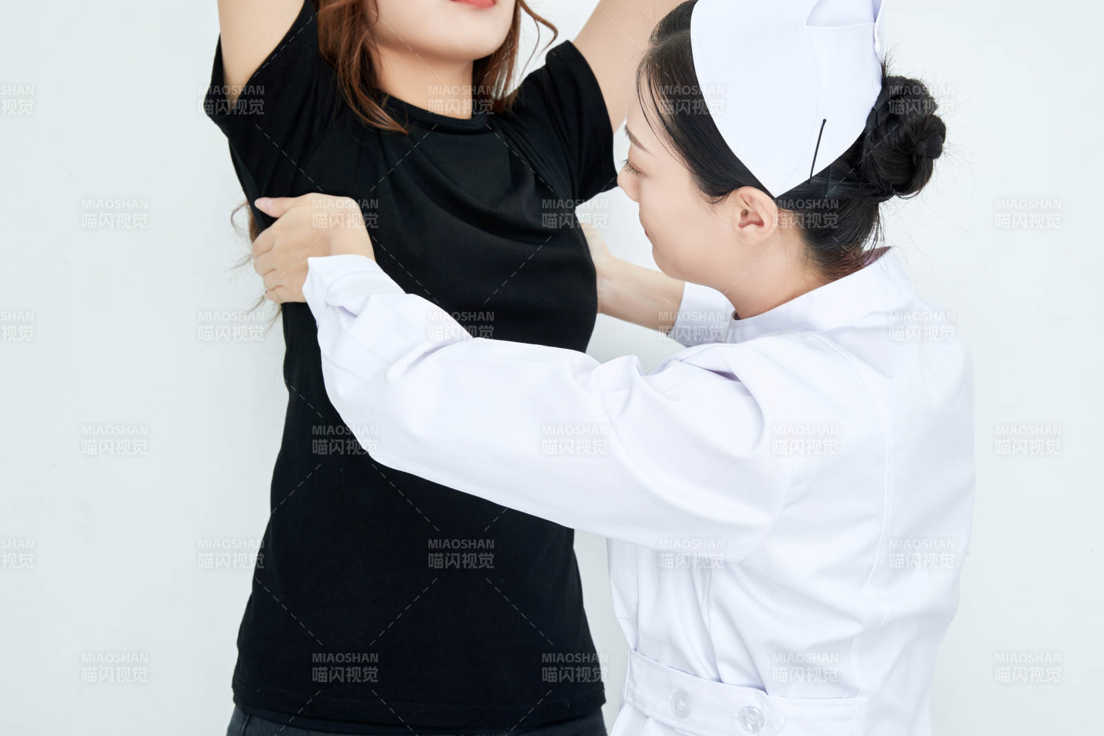 年輕的女性醫護人員為患者進行胸部檢查