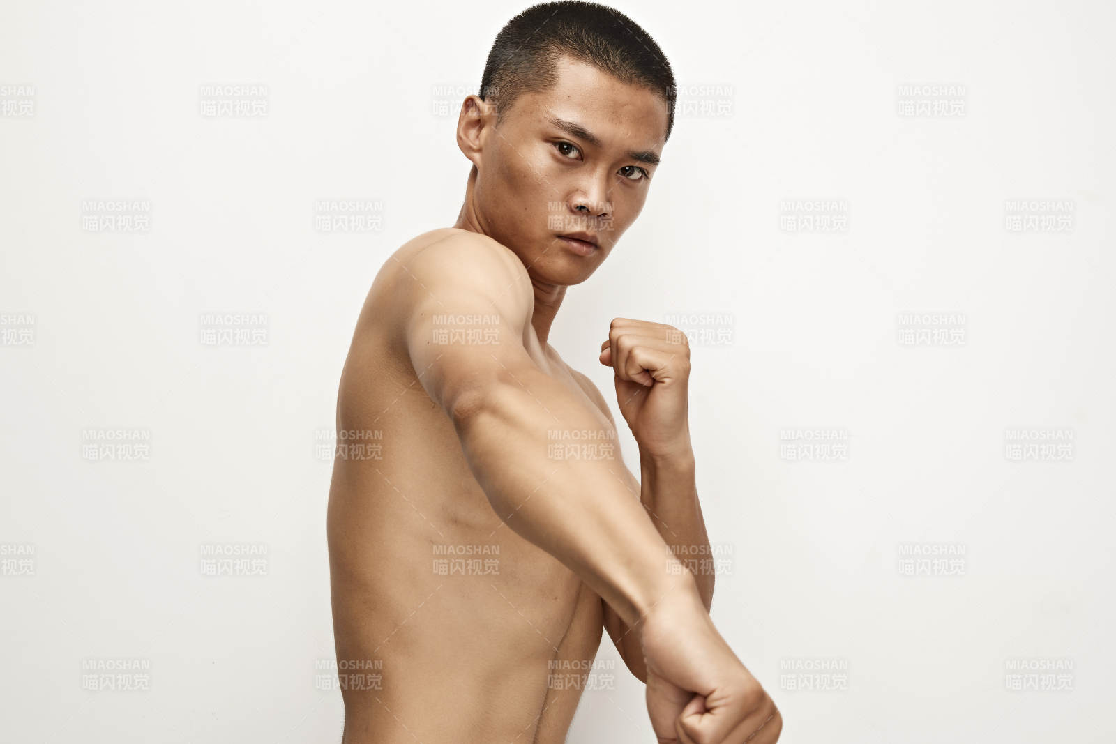 白色背景下演示自由搏擊動作的亞洲功夫男性