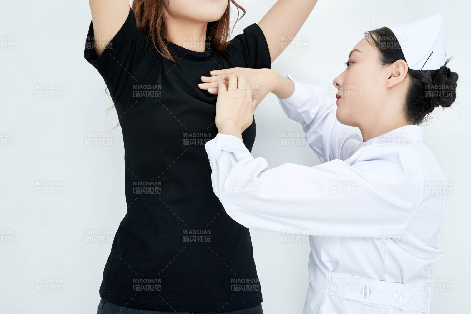 年輕的女性醫護人員為患者進行胸部檢查