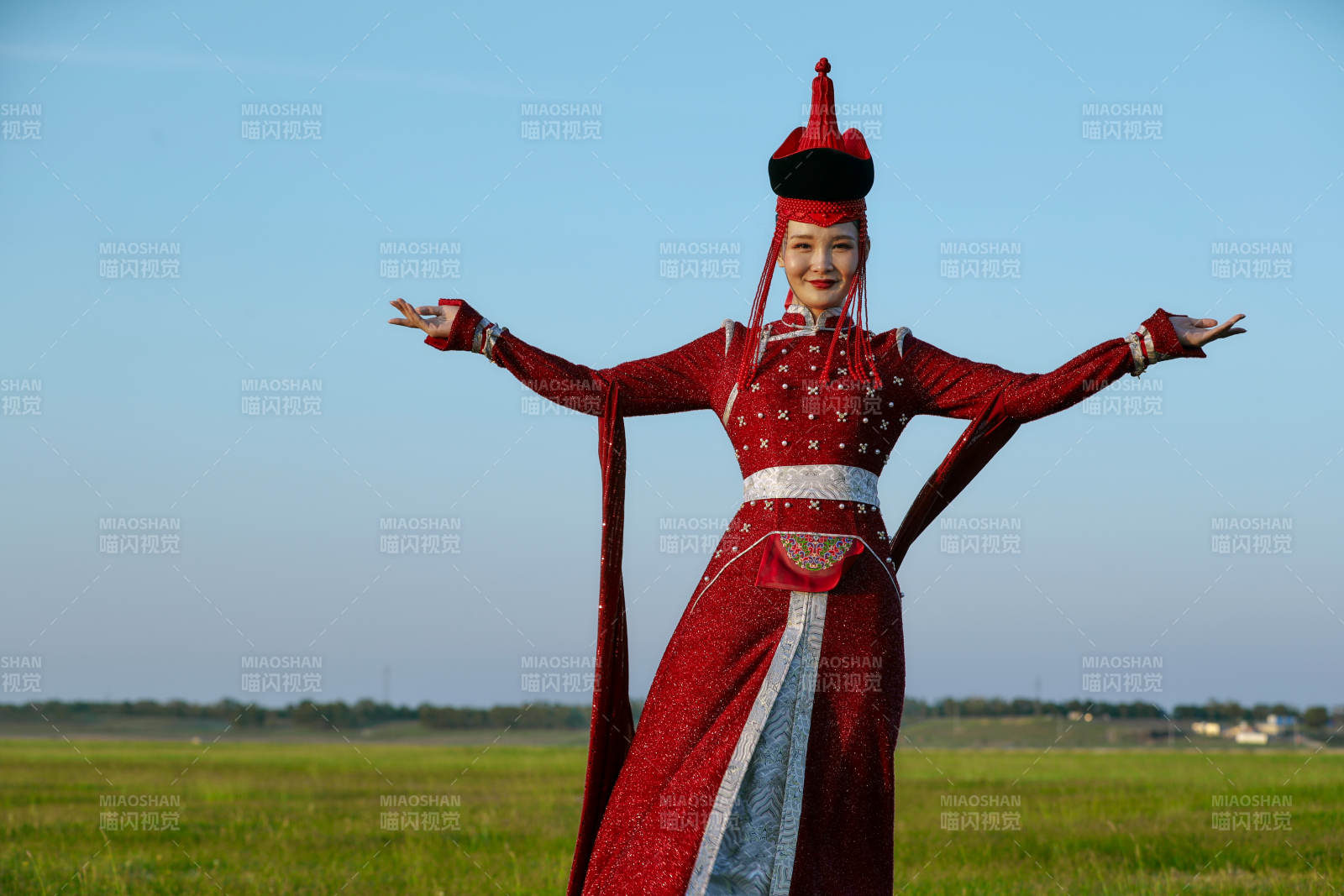 草原上穿著蒙古族傳統(tǒng)服飾的亞洲年輕美少女