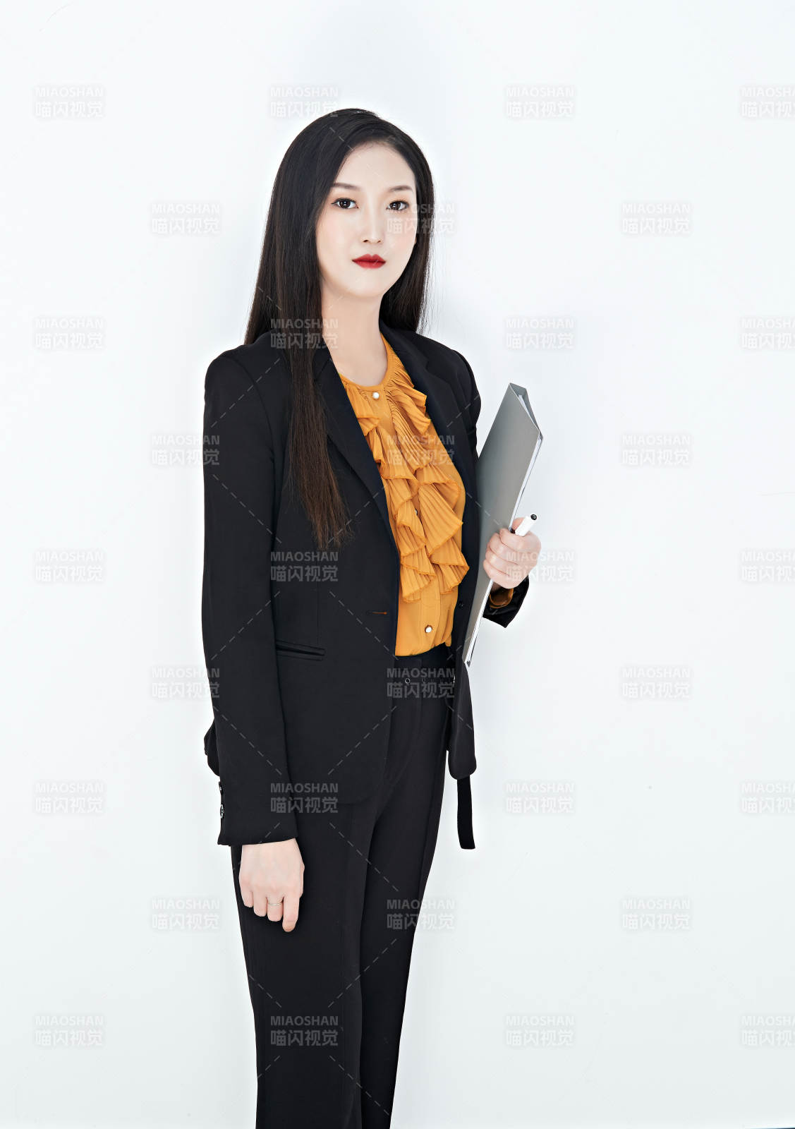 白色背景下的美麗商務(wù)女性肖像