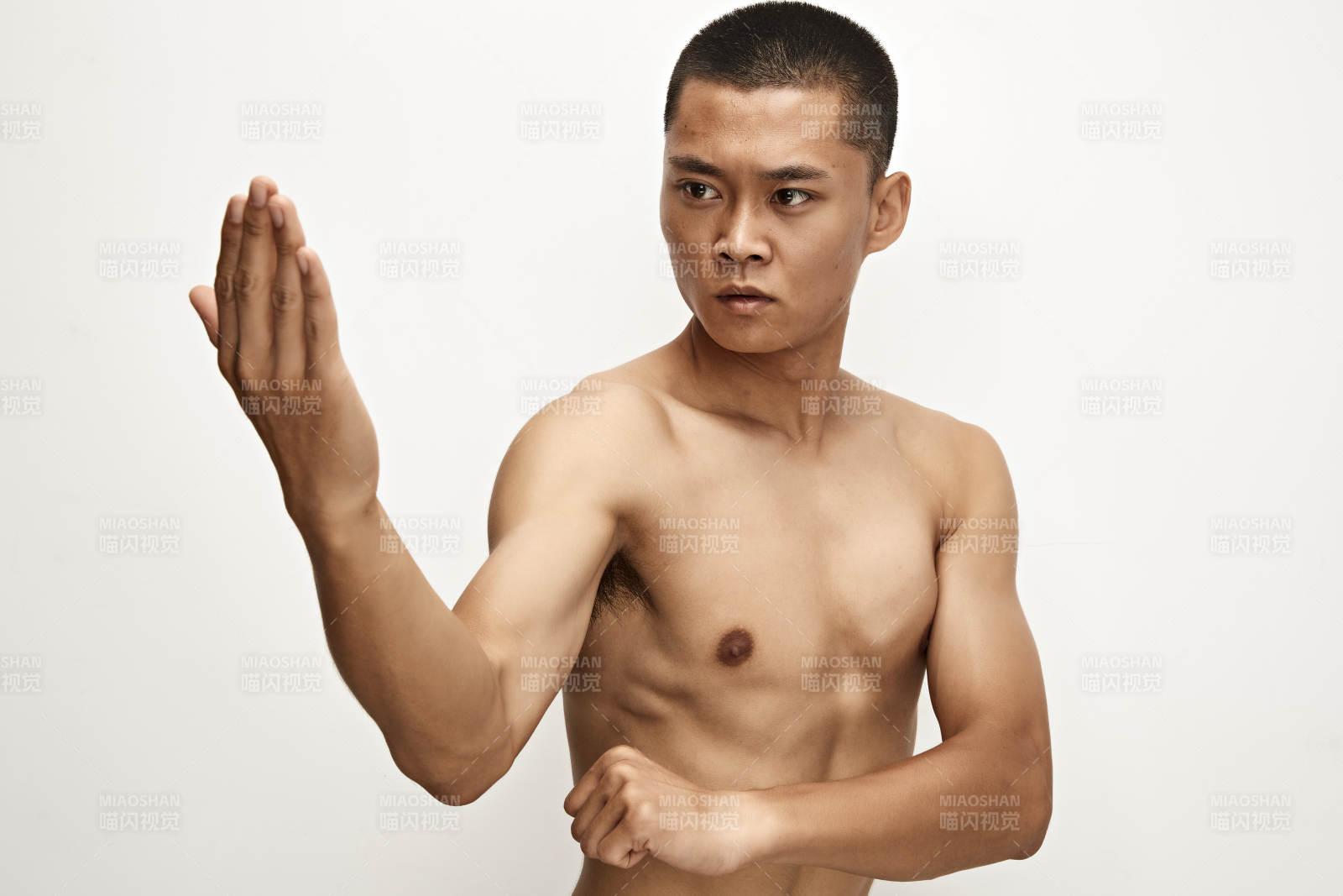 白色背景下演示自由搏擊動作的亞洲功夫男性