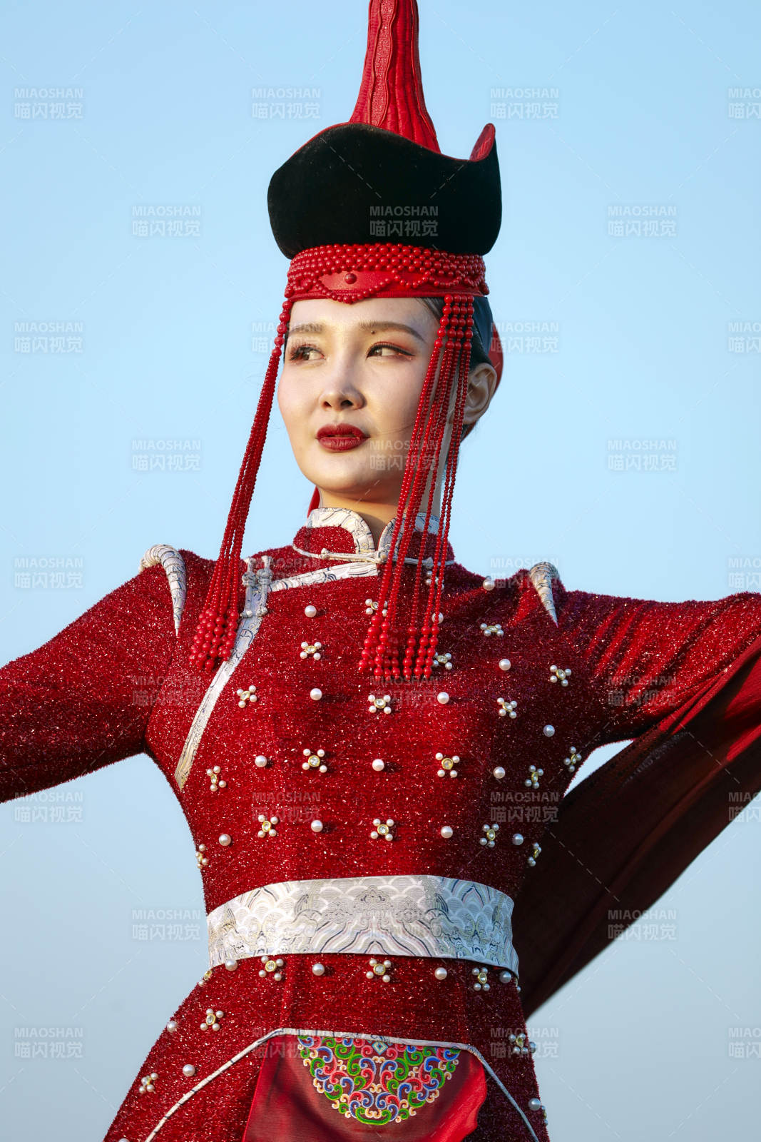 草原上穿著蒙古族傳統服飾的亞洲年輕美少女