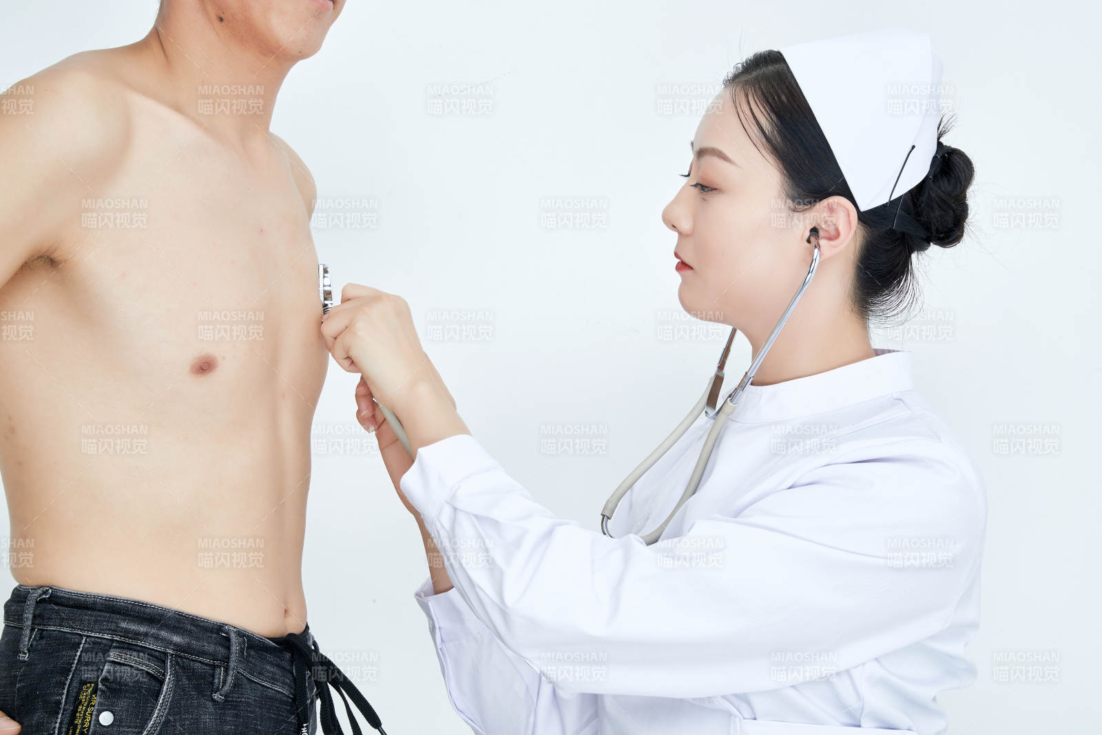 佩戴聽(tīng)診器的女性醫(yī)護(hù)人員為患者聽(tīng)診檢查