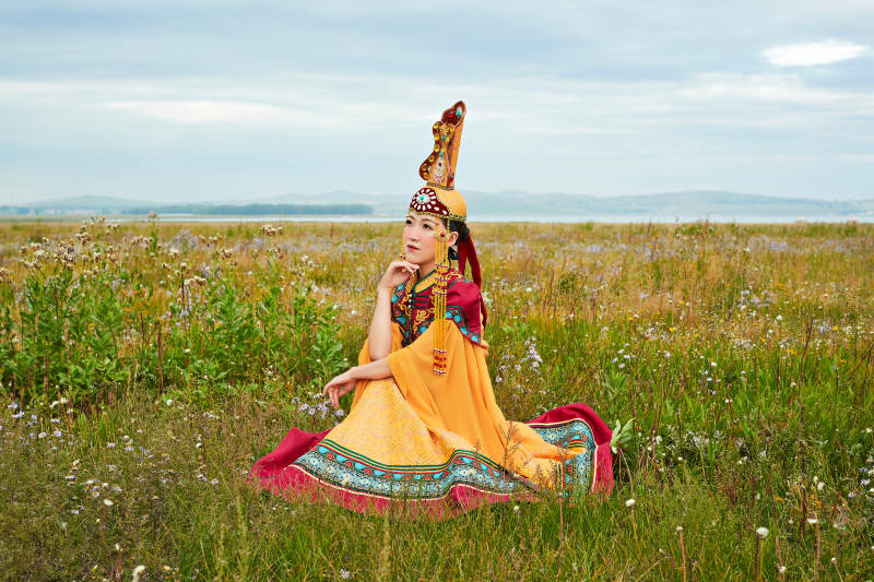 草原上身穿豪华蒙古族服饰的蒙族少女