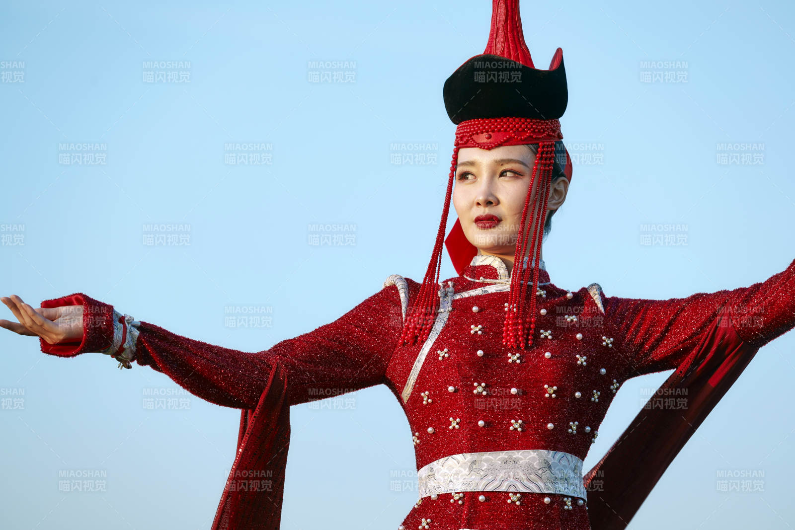 草原上穿着蒙古族传统服饰的亚洲年轻美少女