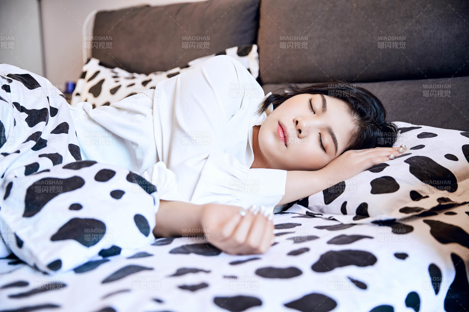 年輕女性睡在在舒適的床上