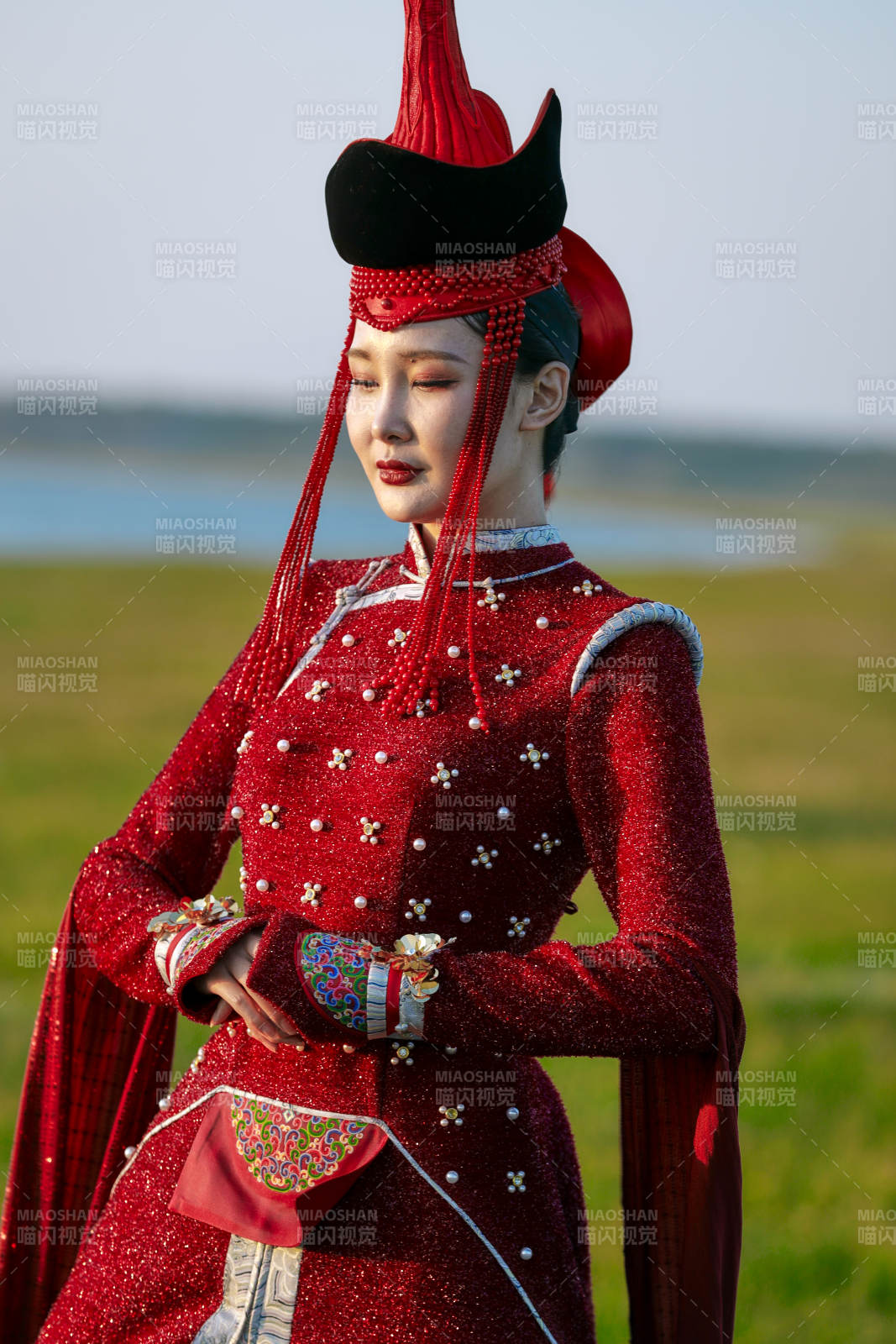 草原上穿著蒙古族傳統服飾的亞洲年輕美少女