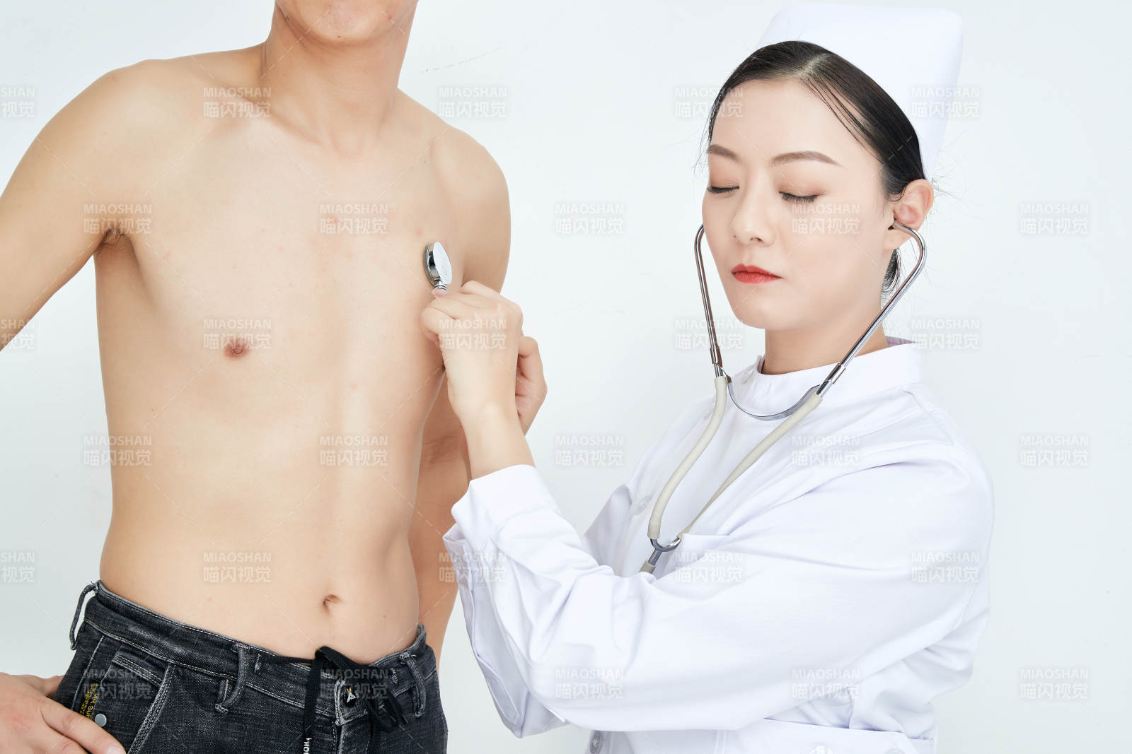 佩戴聽診器的女性醫護人員為患者聽診檢查