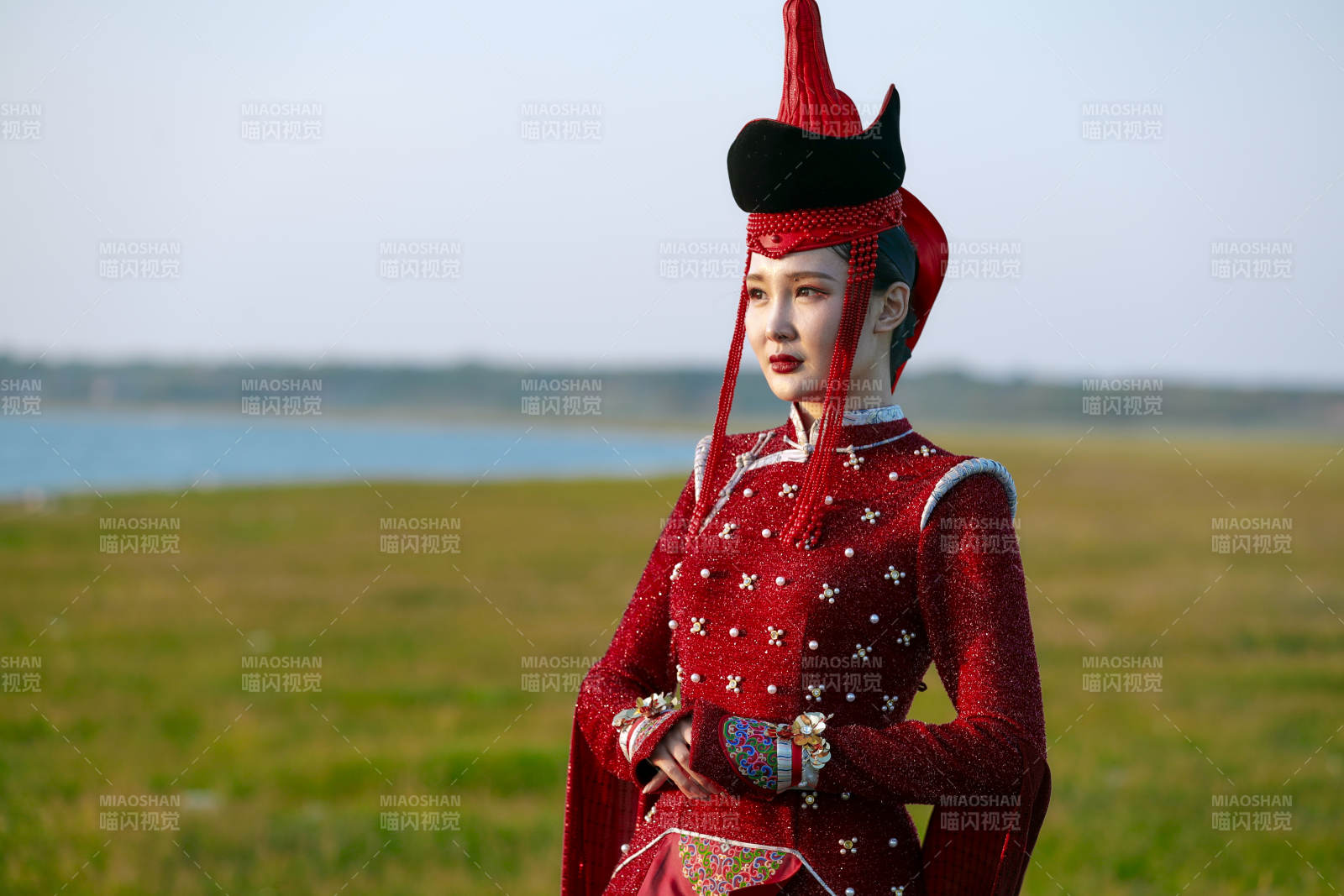 草原上穿着蒙古族传统服饰的亚洲年轻美少女