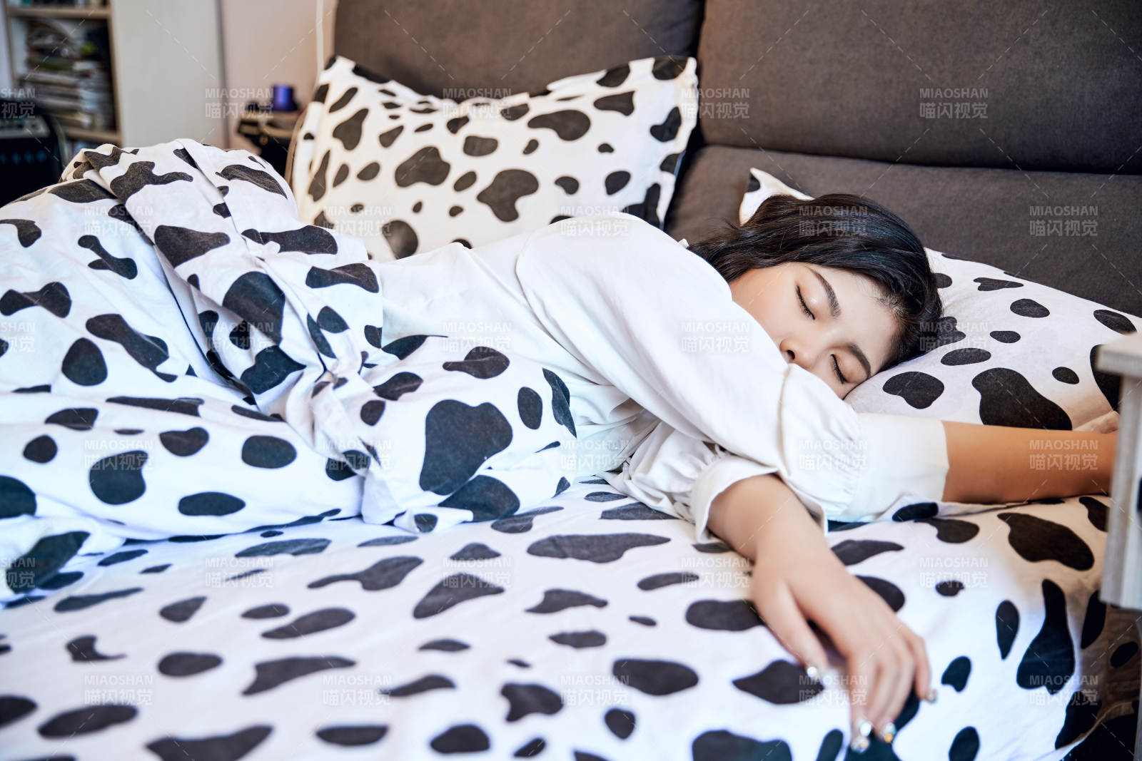 年輕女性睡在在舒適的床上