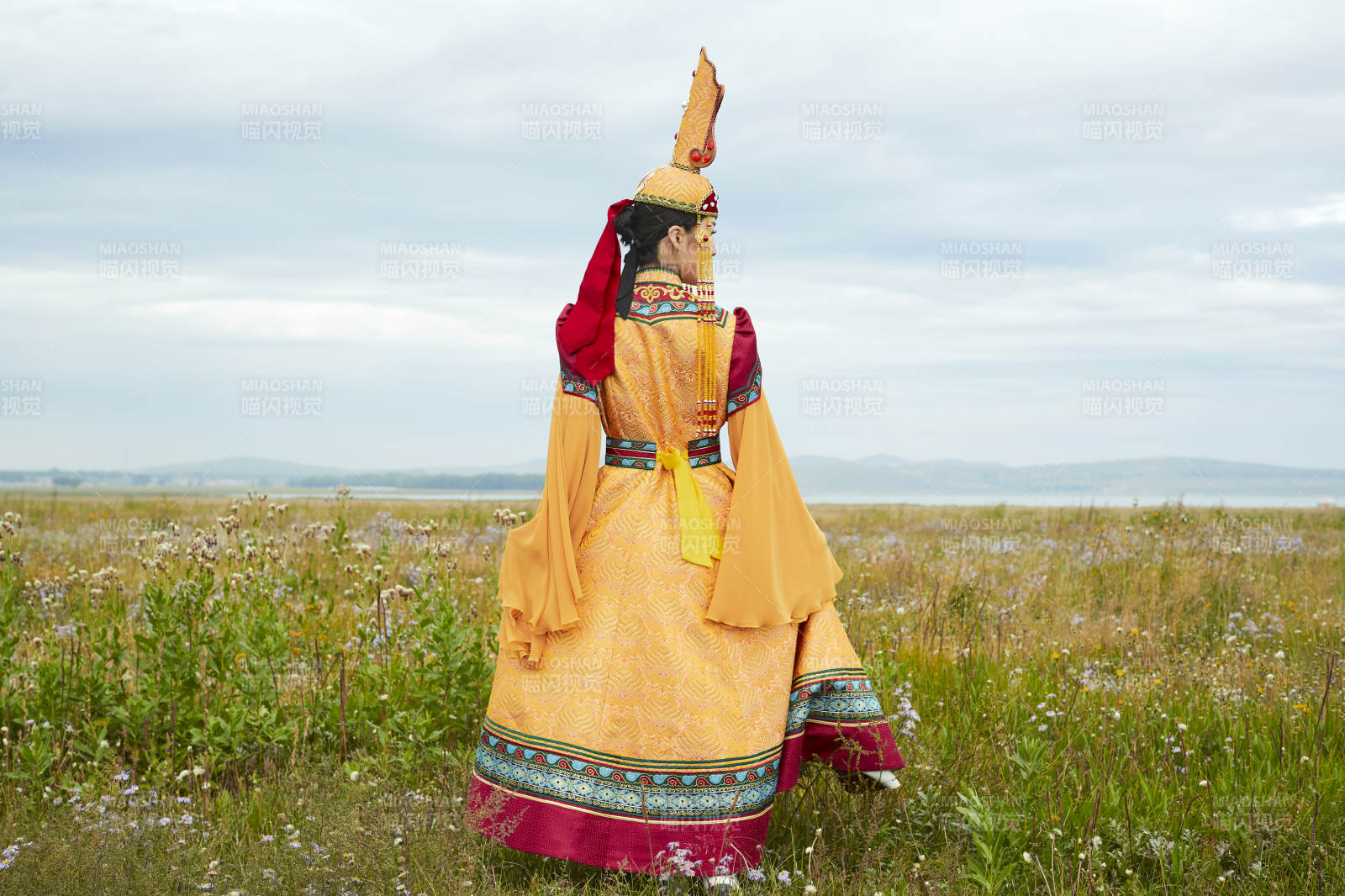 草原上身穿豪華蒙古族服飾的蒙族少女