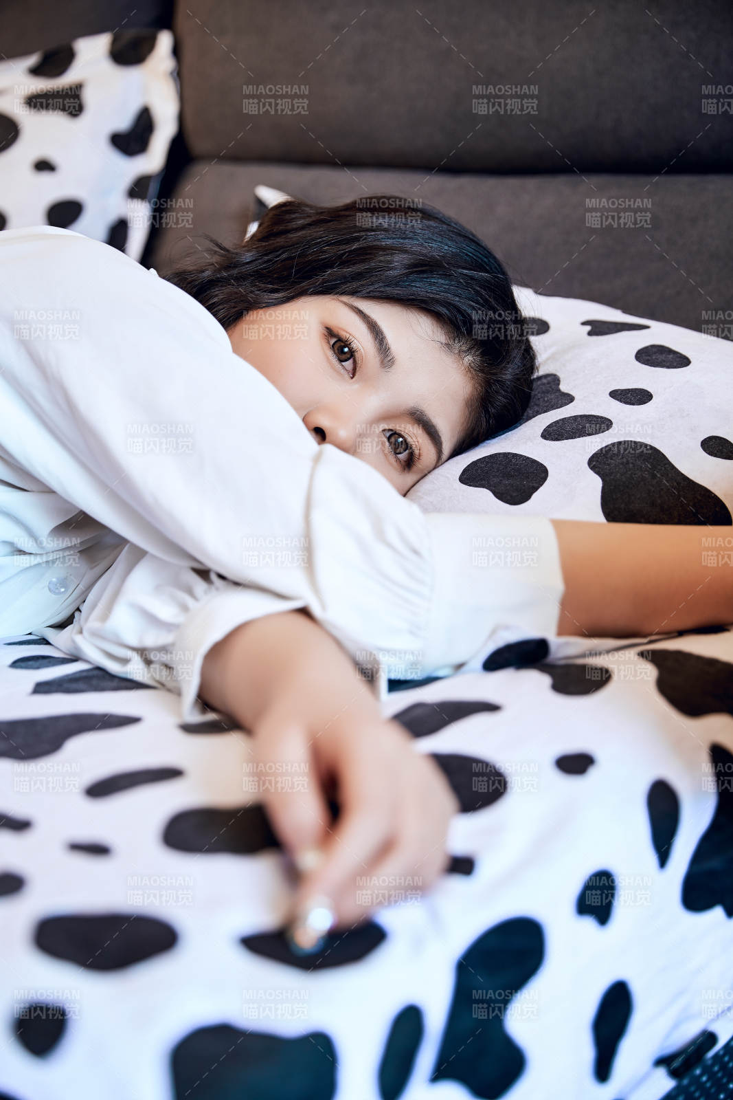 年輕女性睡在在舒適的床上