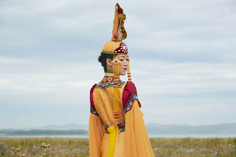 草原上身穿豪华蒙古族服饰的蒙族少女