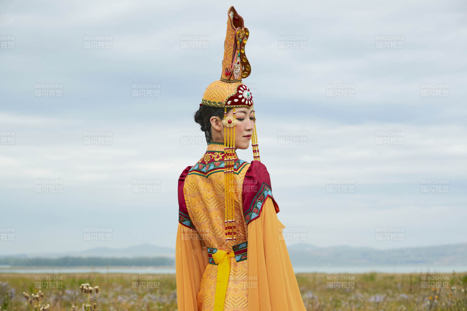 草原上身穿豪华蒙古族服饰的蒙族少女