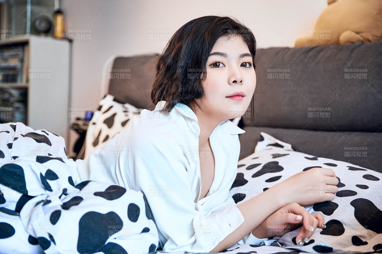 剛剛睡醒,起床的亞洲女孩