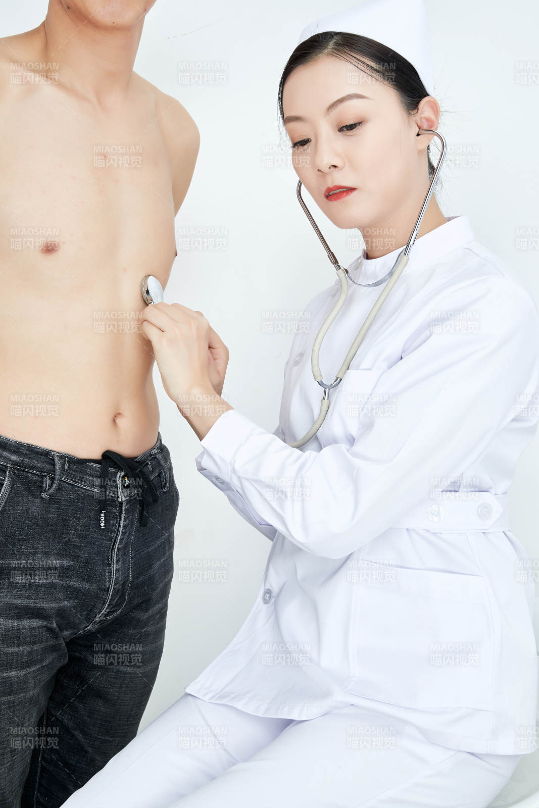 佩戴聽診器的女性醫護人員為患者聽診檢查