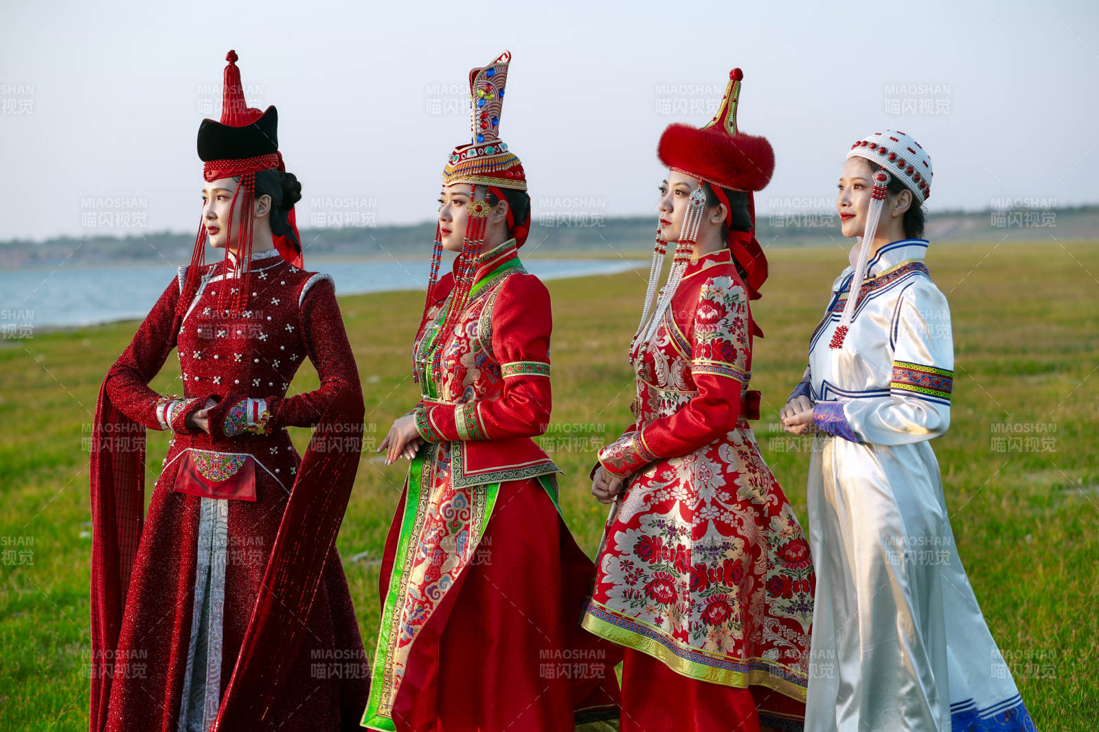 草原上穿著蒙古族傳統服飾的亞洲年輕美少女