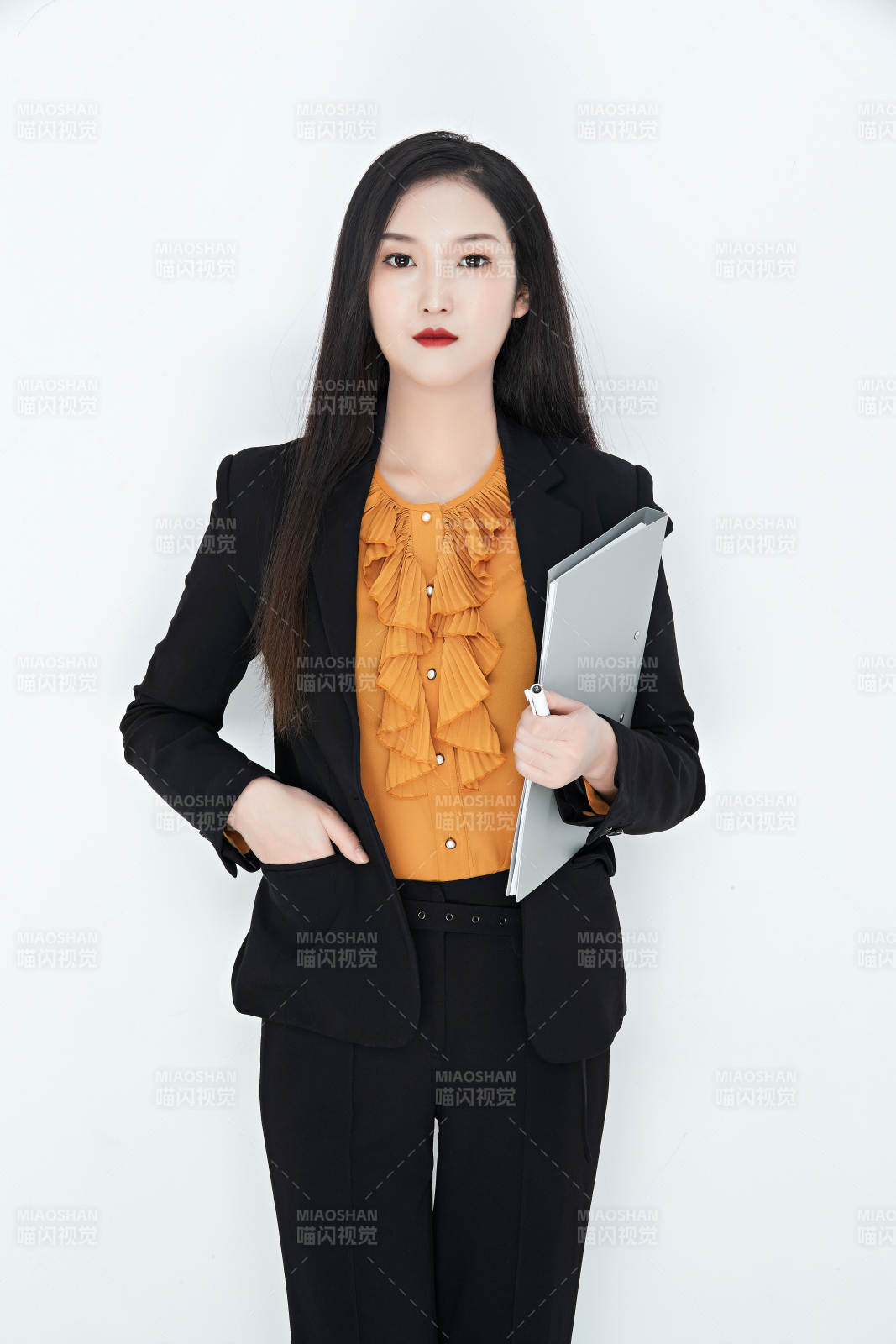 白色背景下的美麗商務女性肖像