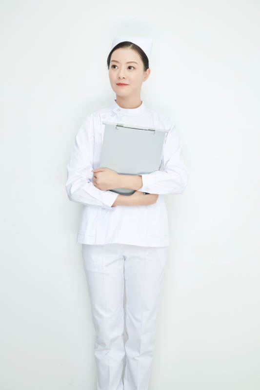 白背景里穿护士服手持病历夹的美女护士