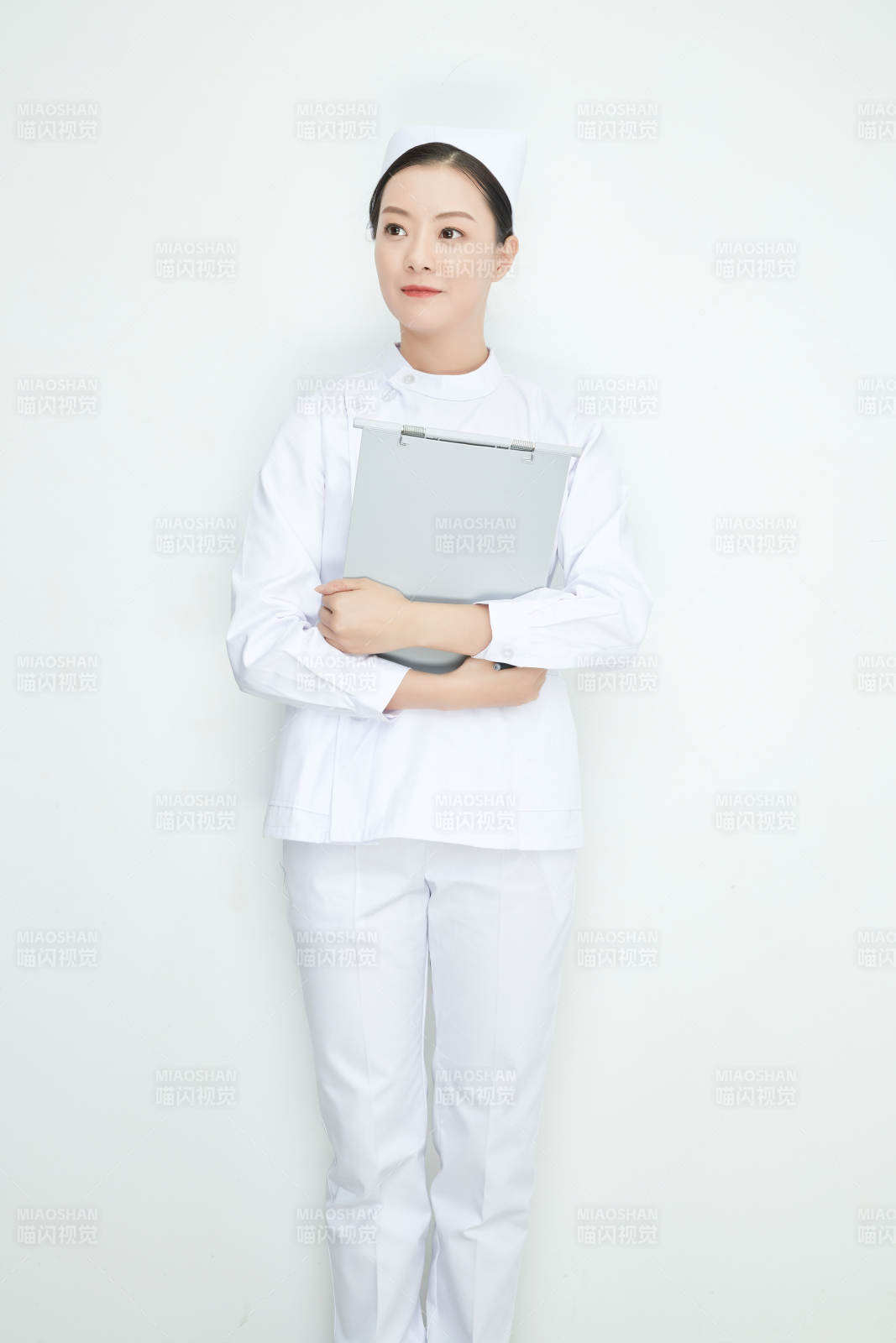 白背景里穿护士服手持病历夹的美女护士