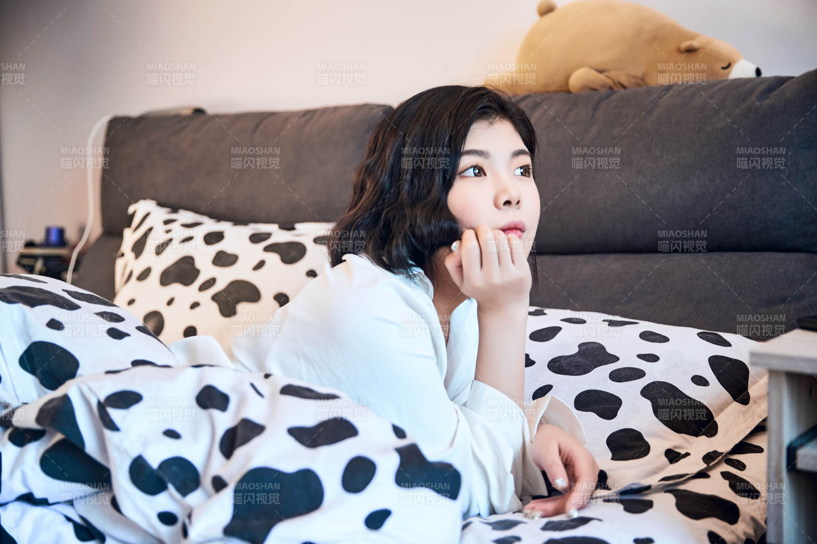 剛剛睡醒,起床的亞洲女孩