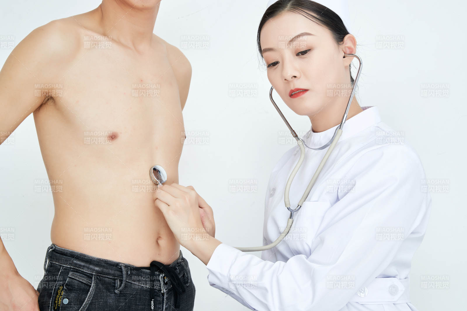 佩戴聽診器的女性醫(yī)護人員為患者聽診檢查