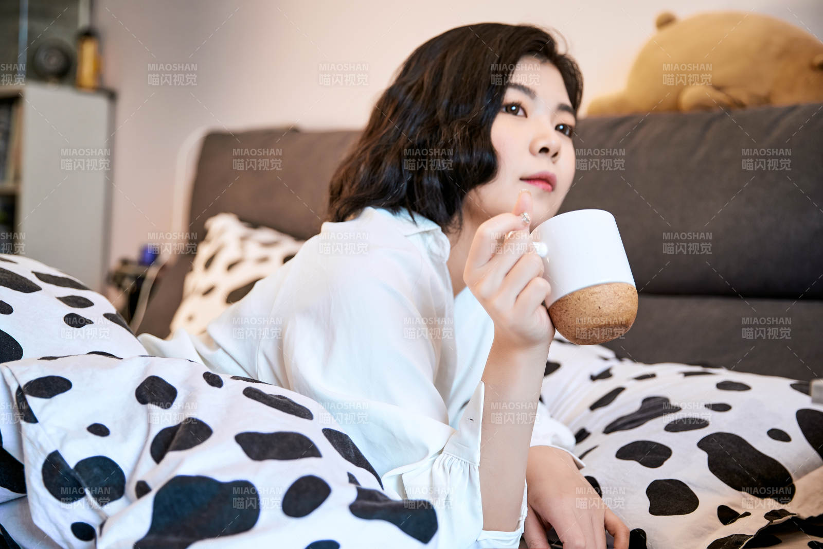 剛剛睡醒,起床的亞洲女孩