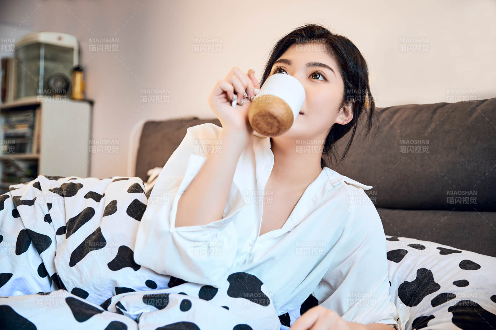 剛剛睡醒,起床的亞洲女孩