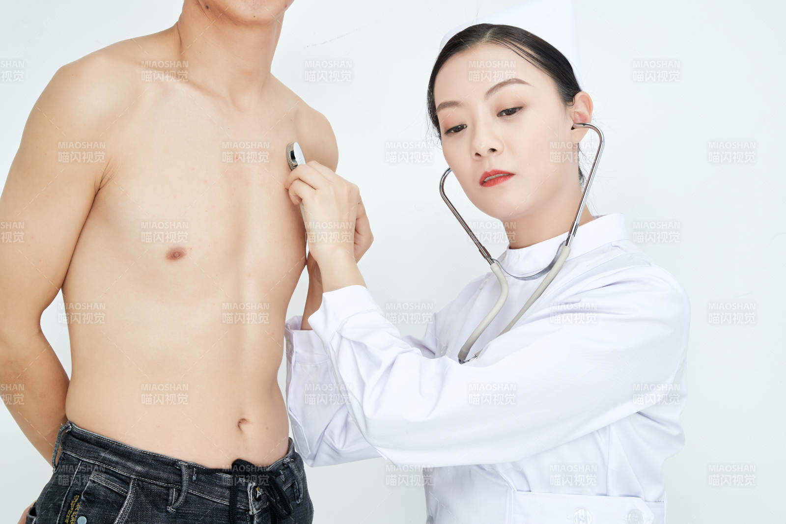 佩戴聽診器的女性醫護人員為患者聽診檢查