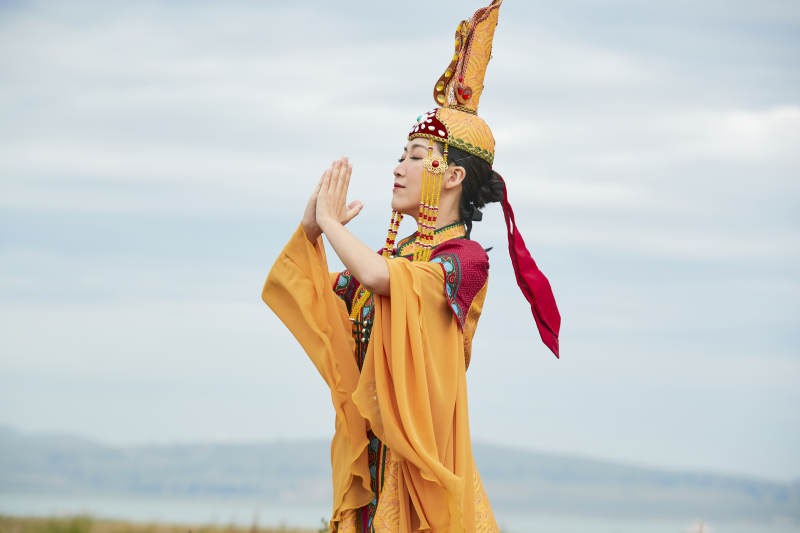 草原上身穿豪华蒙古族服饰的蒙族少女