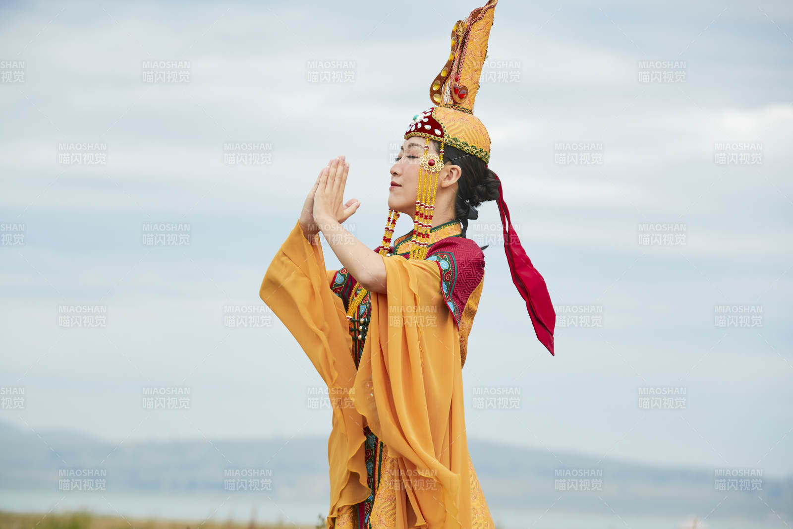 草原上身穿豪華蒙古族服飾的蒙族少女