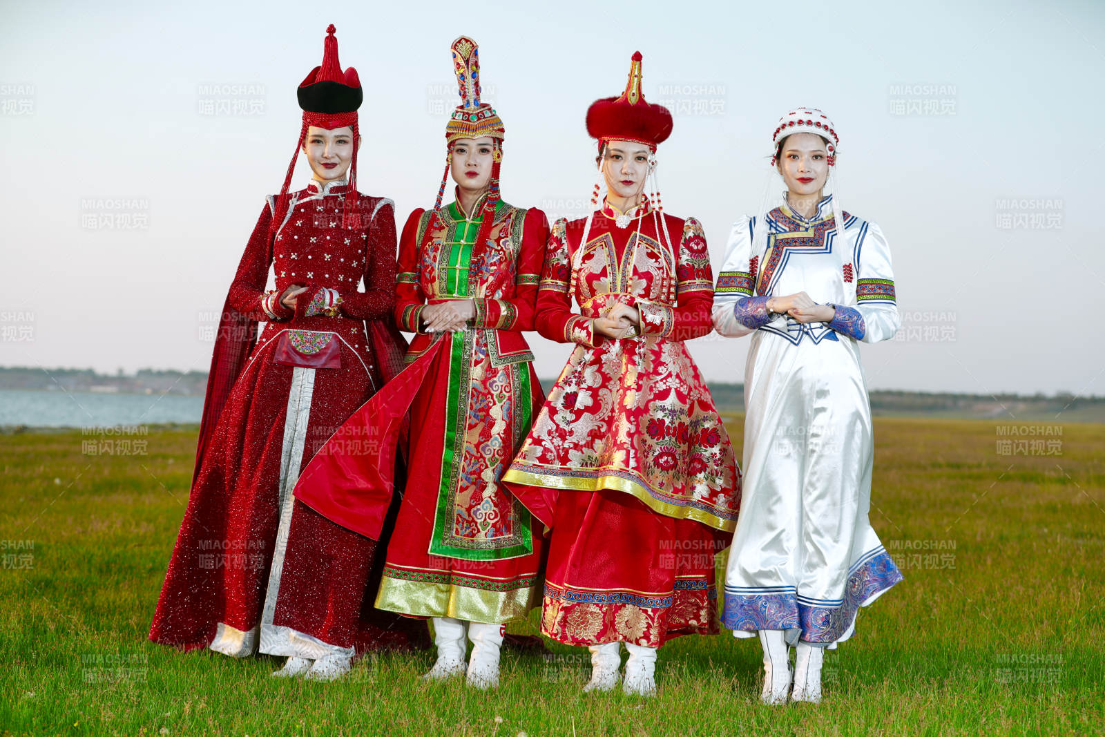 草原上穿著蒙古族傳統(tǒng)服飾的亞洲年輕美少女