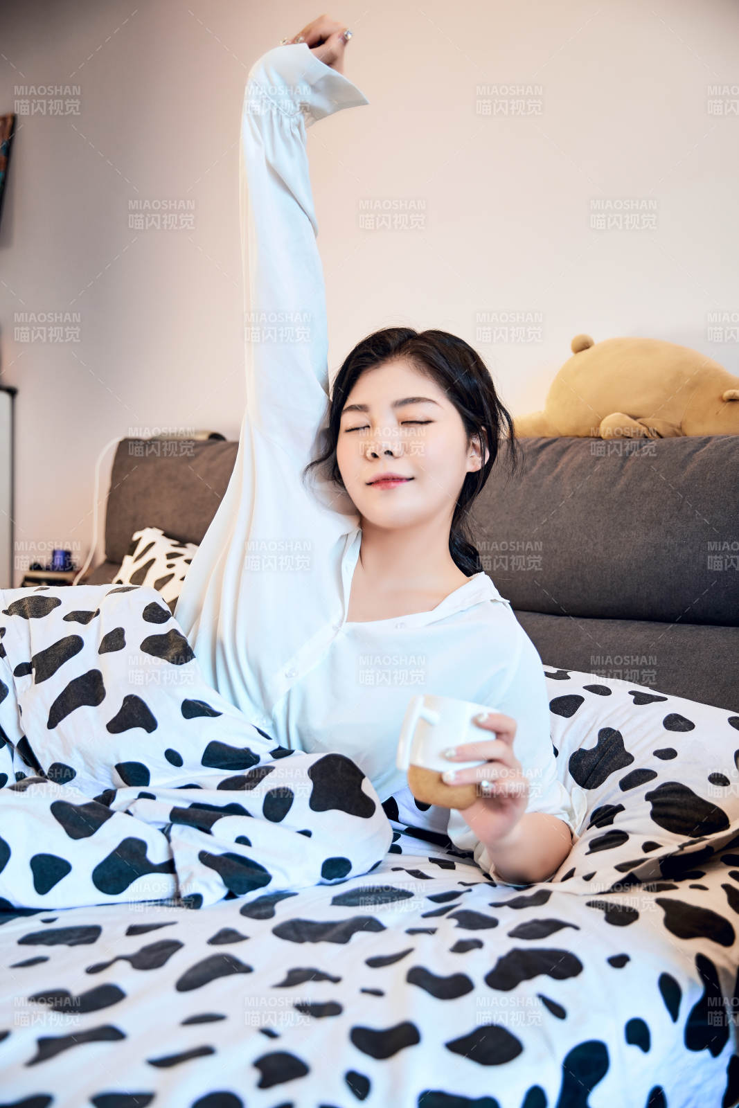 剛剛睡醒,起床的亞洲女孩