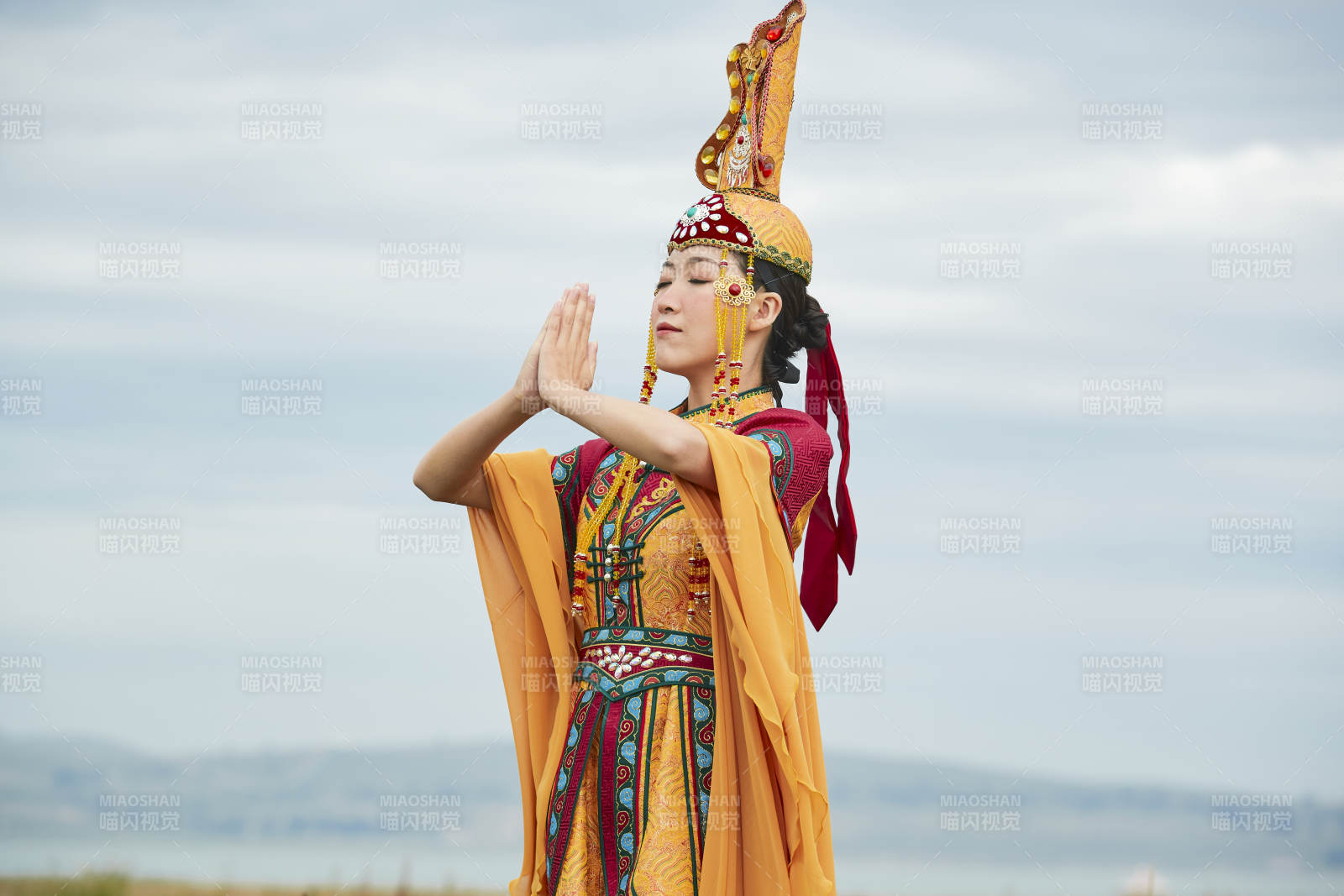 草原上身穿豪華蒙古族服飾的蒙族少女