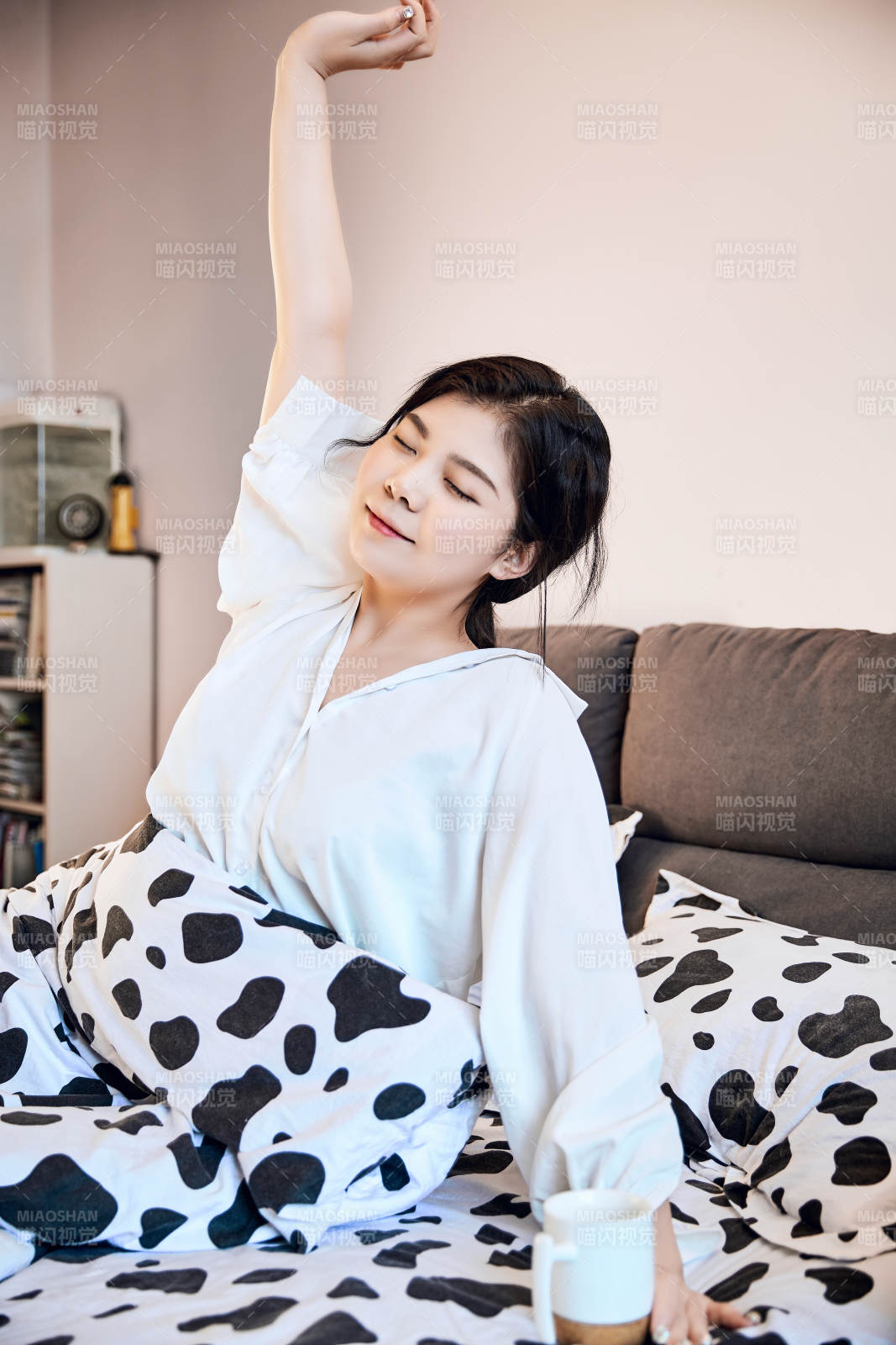 剛剛睡醒,起床的亞洲女孩