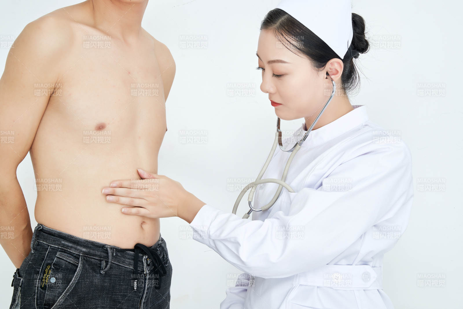 年輕的女性醫護人員為患者進行身體按壓檢查