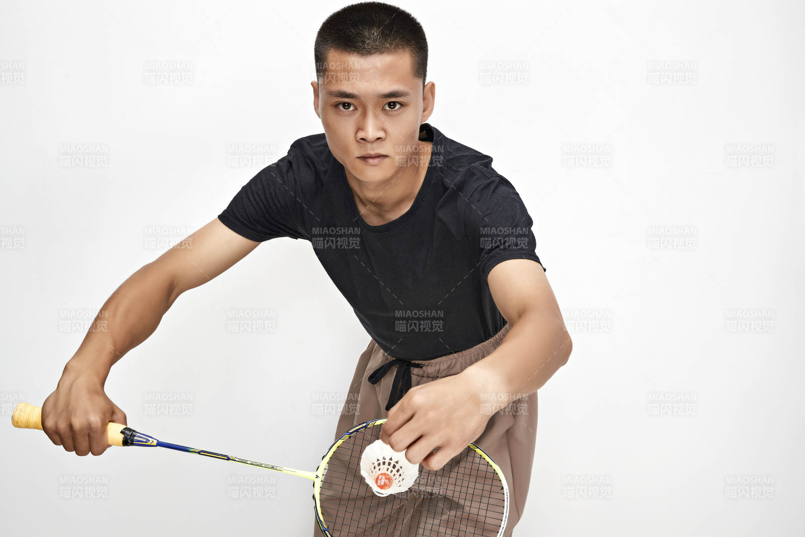 白色背景下健碩的亞洲羽毛球運動員形象