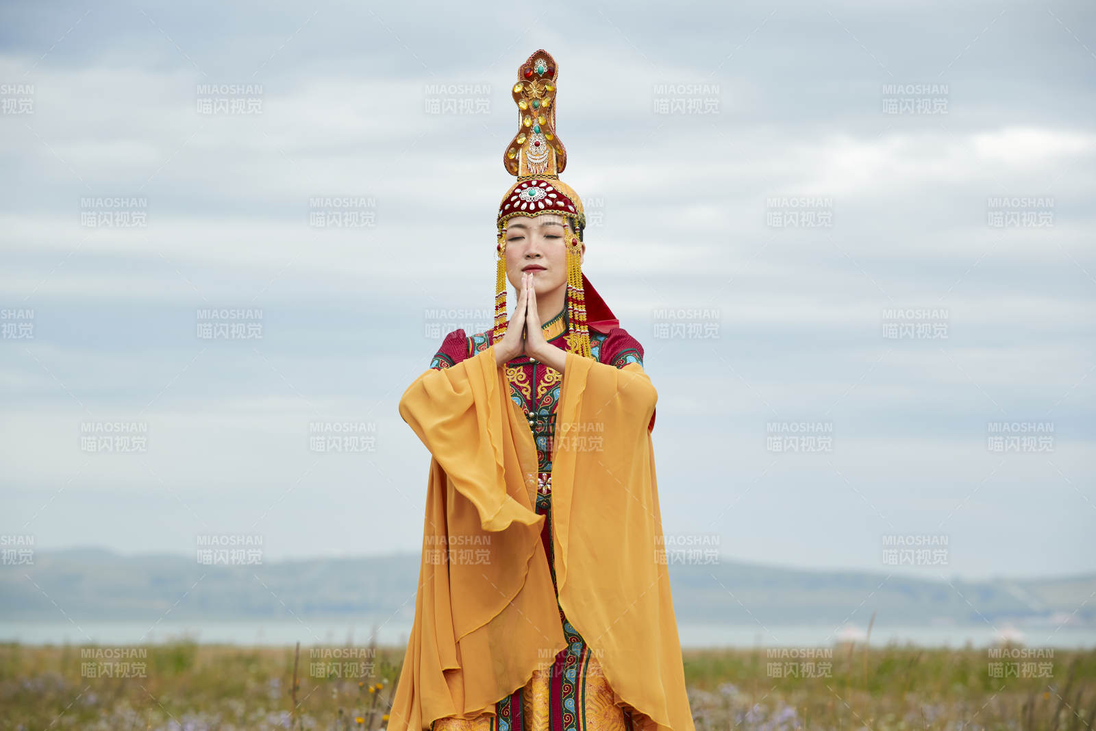 草原上身穿豪華蒙古族服飾的蒙族少女