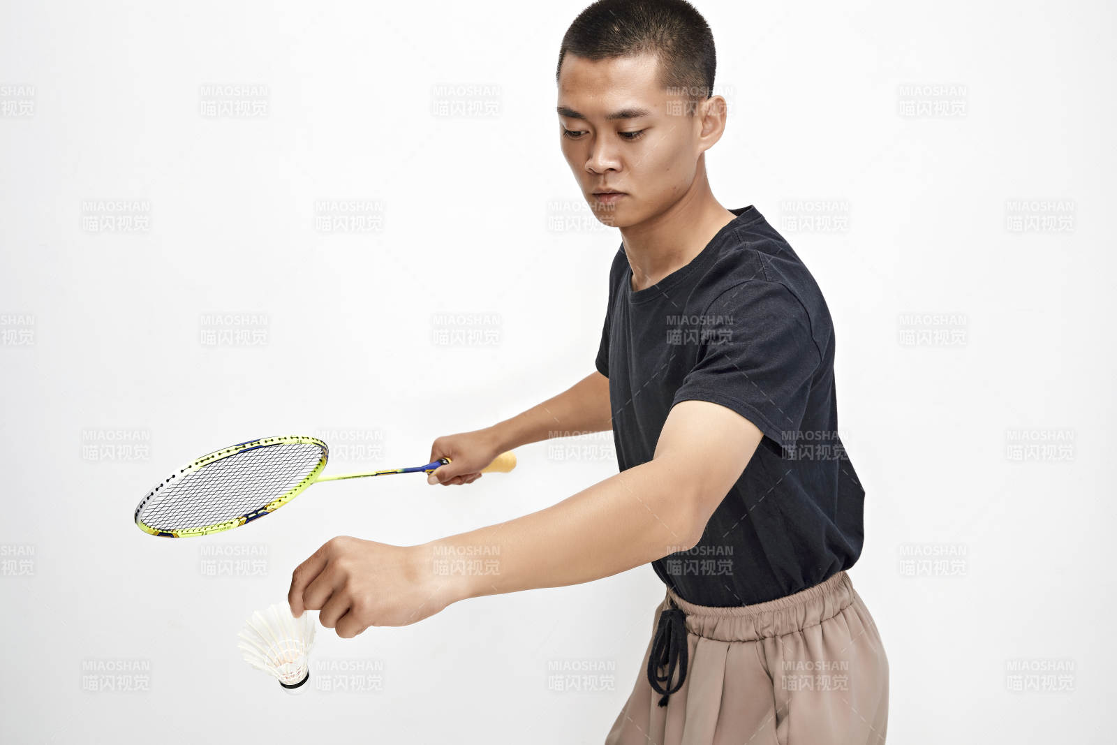 白色背景下健碩的亞洲羽毛球運(yùn)動(dòng)員形象