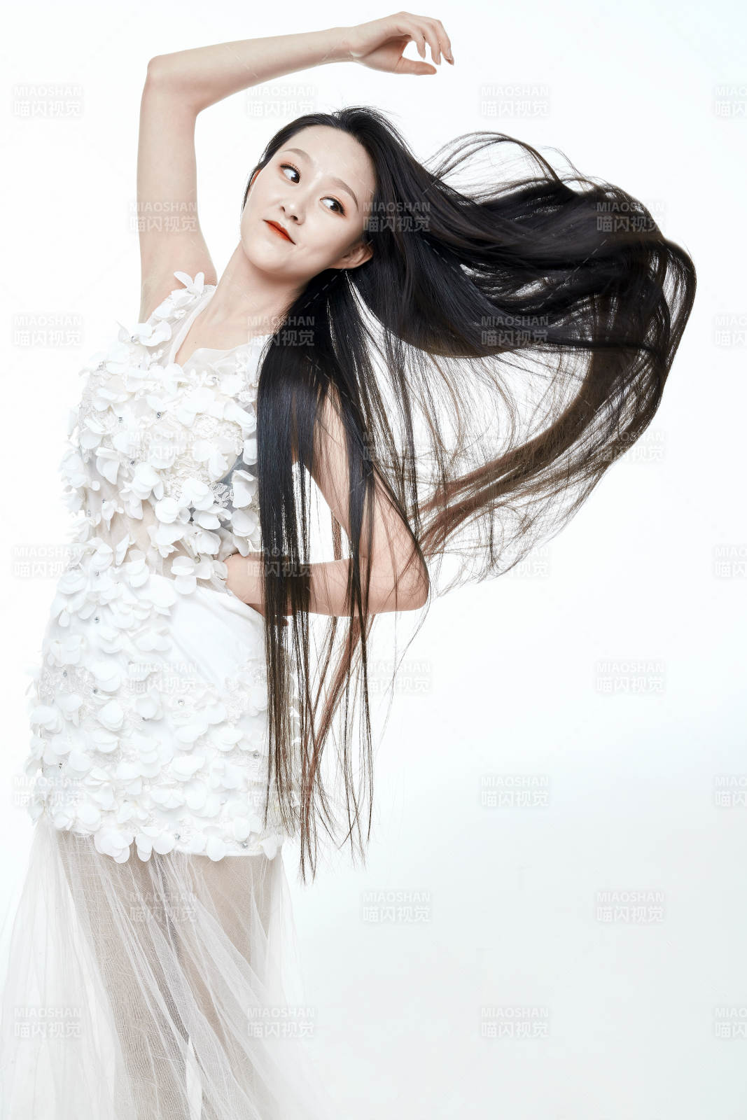 白色背景舞動長發(fā)的少女人像