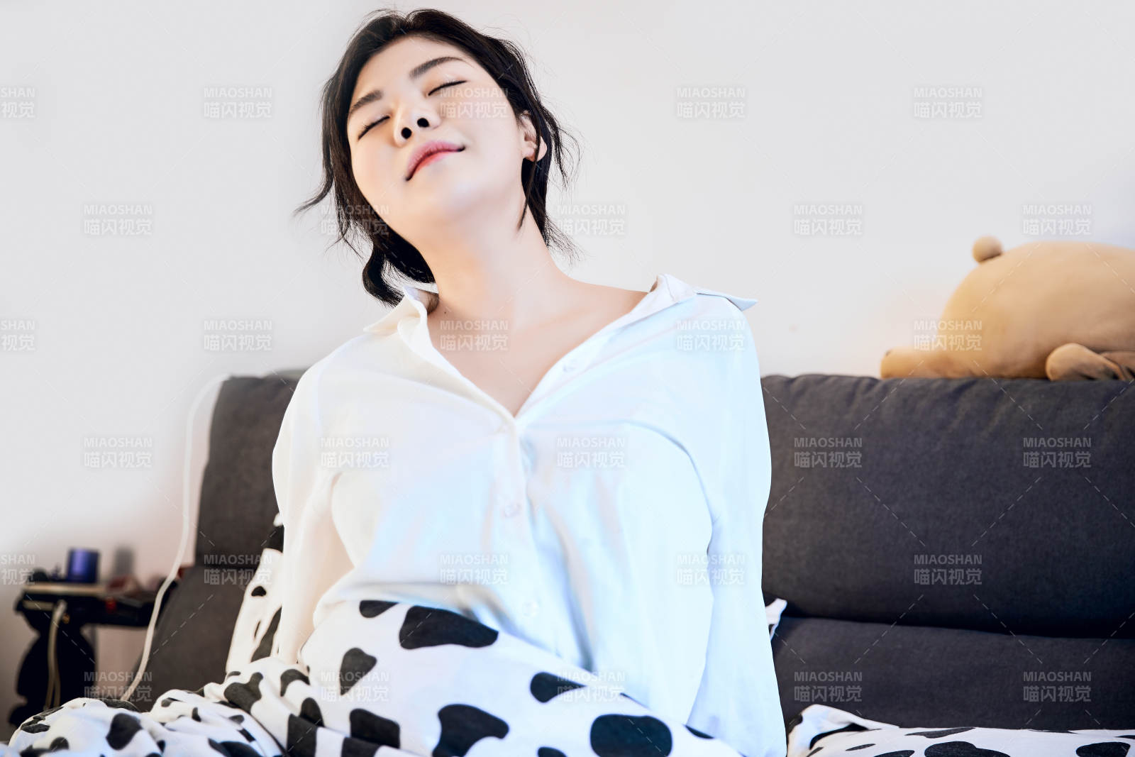 剛剛睡醒,起床的亞洲女孩